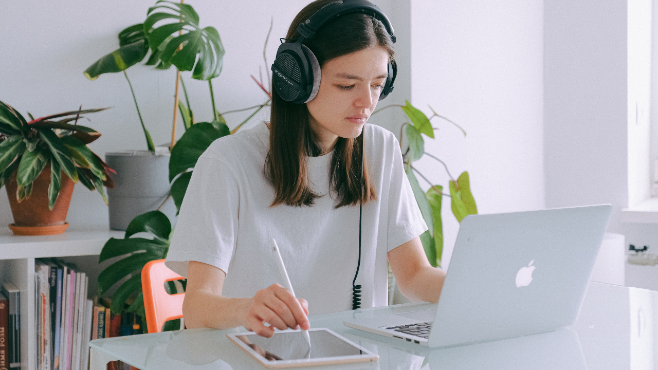 What is Freelancing? A Complete Guide to Independent Work in 2025